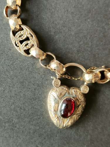 Early Victorian 9ct Gold Bracelet with Garnet Heart Padlock Locket