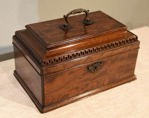 18th century mahogany tea caddy / chest