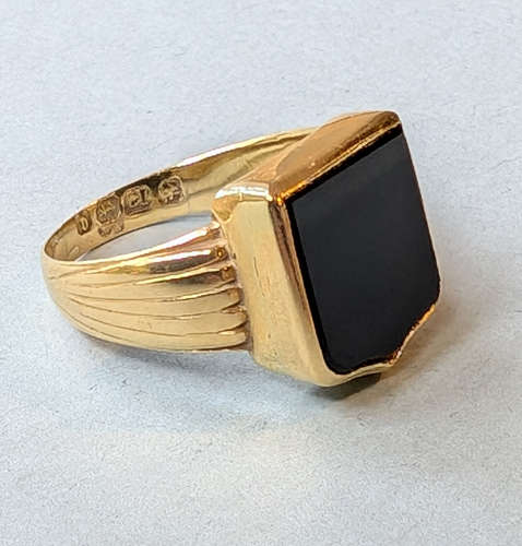 Large Victorian 18ct Gold Onyx Shield Signet Ring