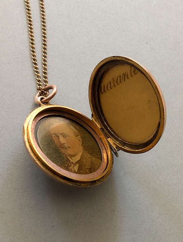 Victorian 9ct gold Back and Front Locket and chain