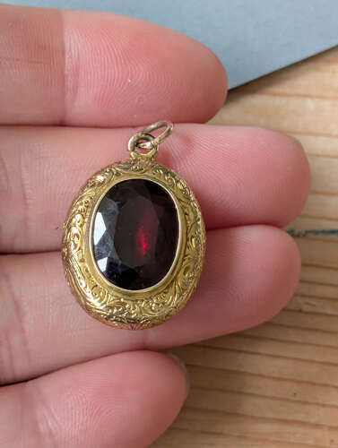 Antique 15ct gold locket with large Garnet