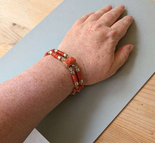 Georgian 9ct gold coral bracelet