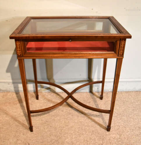 Late 19th century mahogany Bijouterie table