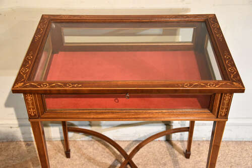 Late 19th century mahogany Bijouterie table