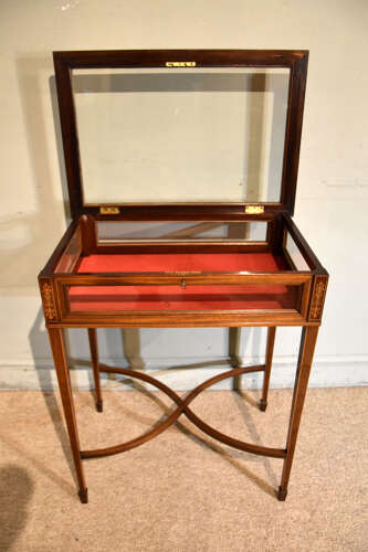 Late 19th century mahogany Bijouterie table