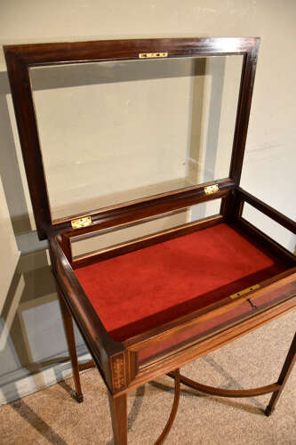 Late 19th century mahogany Bijouterie table