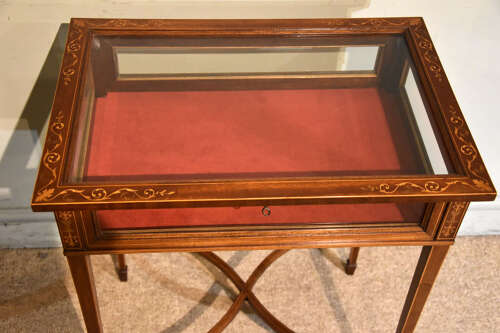 Late 19th century mahogany Bijouterie table
