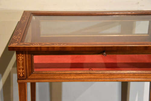 Late 19th century mahogany Bijouterie table