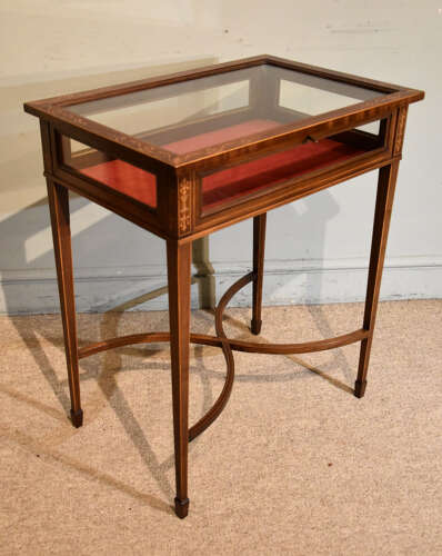 Late 19th century mahogany Bijouterie table