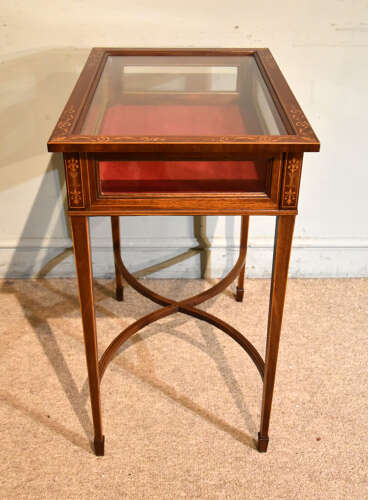 Late 19th century mahogany Bijouterie table