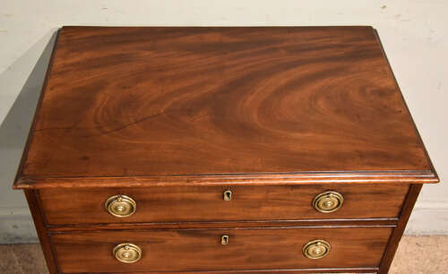 Small George III mahogany chest of drawers