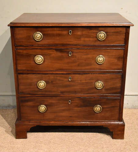 Small George III mahogany chest of drawers