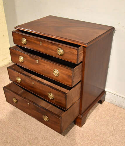 Small George III mahogany chest of drawers