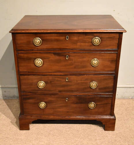 Small George III mahogany chest of drawers