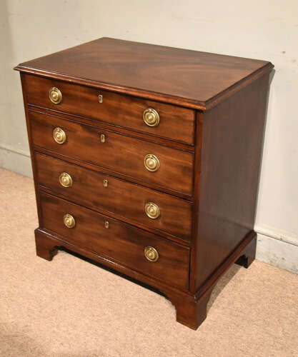 Small George III mahogany chest of drawers